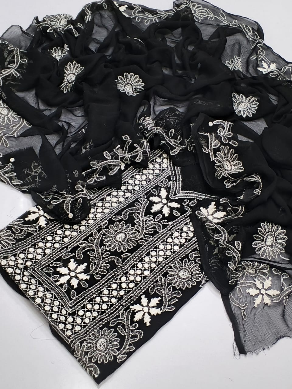 lavish Bareezé style embroidered collection
Shirt dupata (2P)